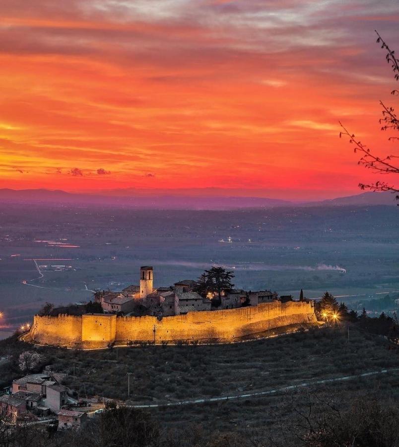 Апарт готель Il Castello Di Campello Кампелло-суль-Клітунно Екстер'єр фото