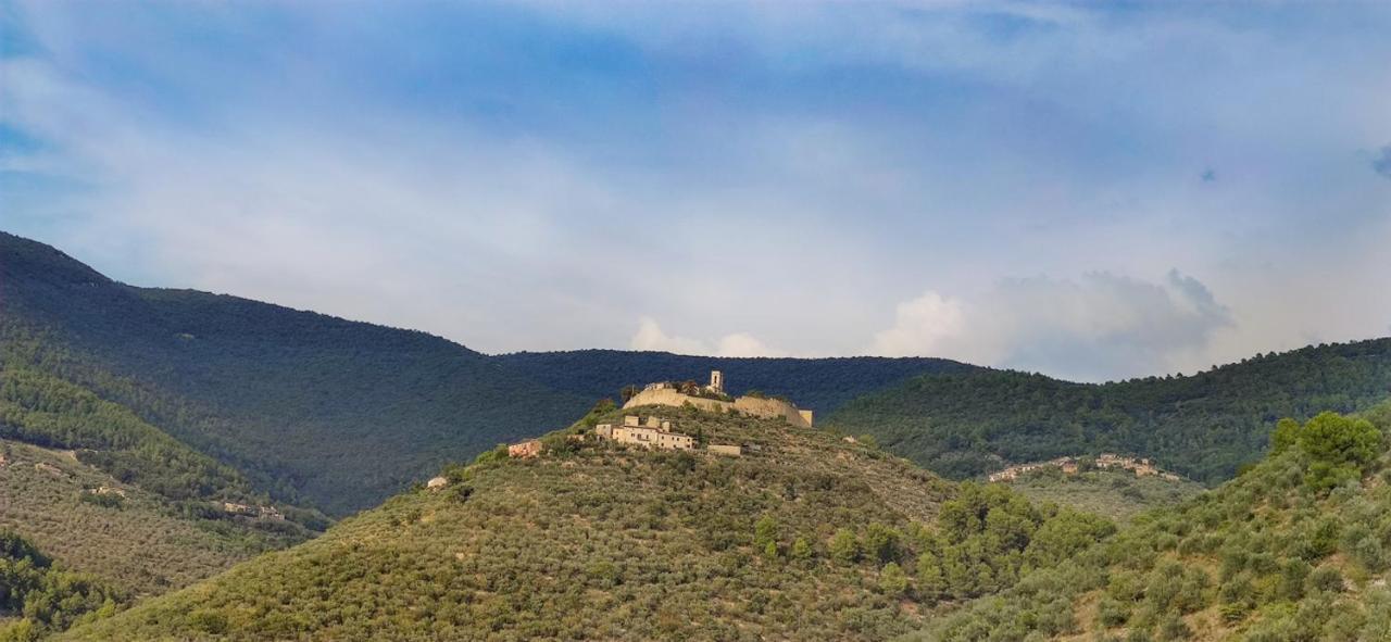 Апарт готель Il Castello Di Campello Кампелло-суль-Клітунно Екстер'єр фото