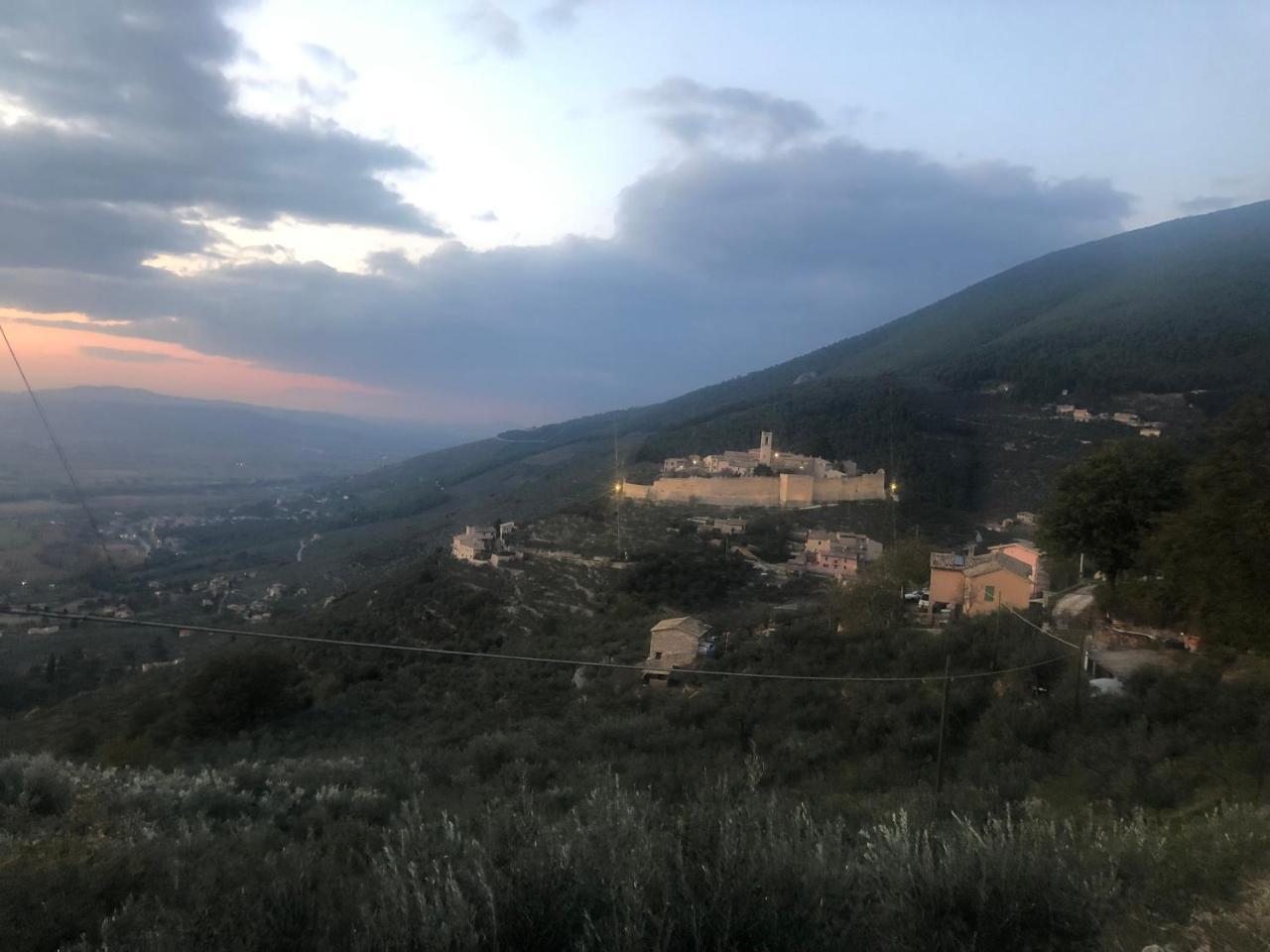 Апарт готель Il Castello Di Campello Кампелло-суль-Клітунно Екстер'єр фото