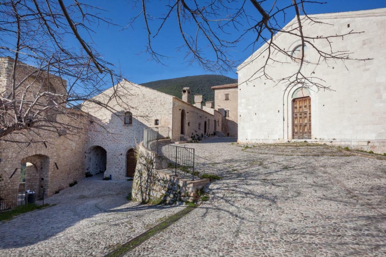 Апарт готель Il Castello Di Campello Кампелло-суль-Клітунно Екстер'єр фото