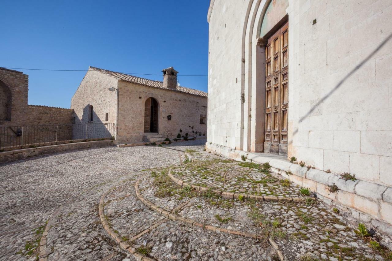 Апарт готель Il Castello Di Campello Кампелло-суль-Клітунно Екстер'єр фото