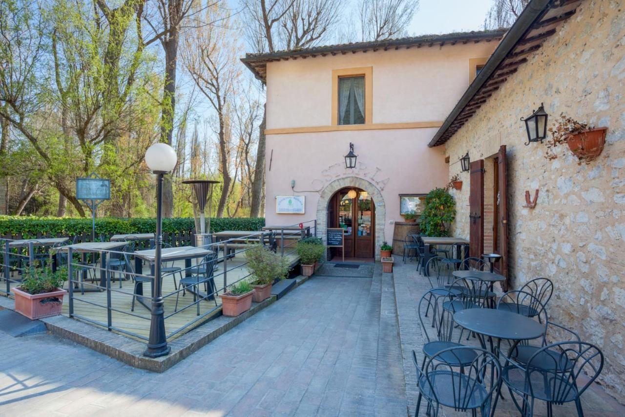 Апарт готель Il Castello Di Campello Кампелло-суль-Клітунно Екстер'єр фото
